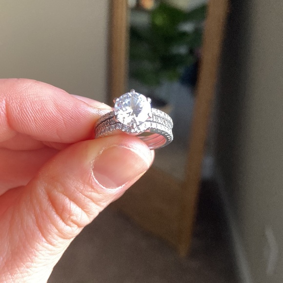 Gorgeous engagement/wedding band set: Diamond Nexus - Picture 5 of 5